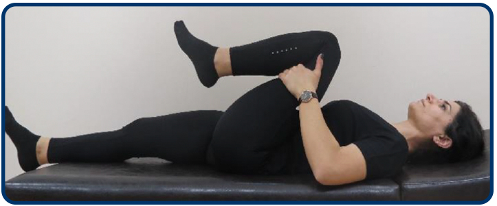 Bir dizinizi karnınıza doğru çekin ve ellerinizle tutarak gerdirin. Bu pozisyonda 5 sn tutun ve gevşeyin. Aynı işlemi diğer taraf için de yapın.