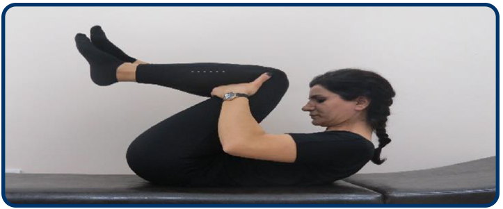 İki dizinizi karnınıza doğru çekin. Ellerinizle tutarak gerdirin ve başınızı dizlerinize doğru yaklaştırın. Bu pozisyonda 5 sn tutun ve gevşeyin.