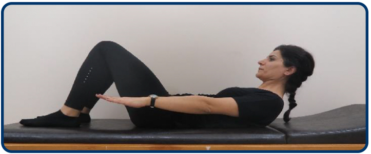 İki dizinizi karnınıza doğru çekin. Ellerinizle tutarak gerdirin ve başınızı dizlerinize doğru yaklaştırın. Bu pozisyonda 5 sn tutun ve gevşeyin.