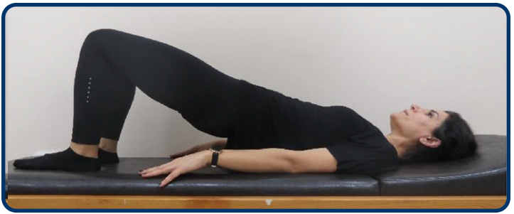 Dizler bükülü pozisyonda sırt üstü uzanın. Vücut ağırlığınızı ayak tabanlarınıza ve omuzlarınıza vererek gövdenizi yukarı kaldırın. Bu pozisyonda 5 sn tutun ve gevşeyin.