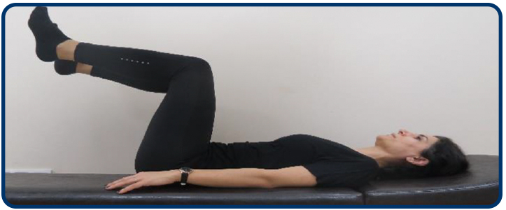 Sırt üstü uzanın. Dizler 90 derece bükülü olacak şekilde dizlerinizi karnınıza doğru çekin. Bu pozisyonda 5 sn tutun ve gevşeyin.