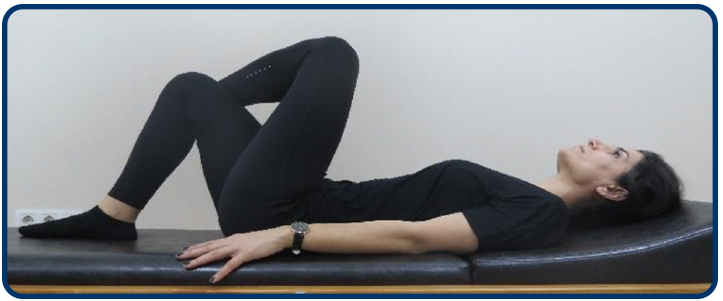 Sırt üstü yatış pozisyonunda bir diziniz bükülü pozisyondayken diğer ayağınızı bacağınızın üzerine atın. Üstteki bacağınızı elinizle tutarak diğer kalçanıza doğru gerdirin. Bu pozisyonda 5 sn tutun ve gevşeyin. Aynı işlemi diğer taraf için de yapın.