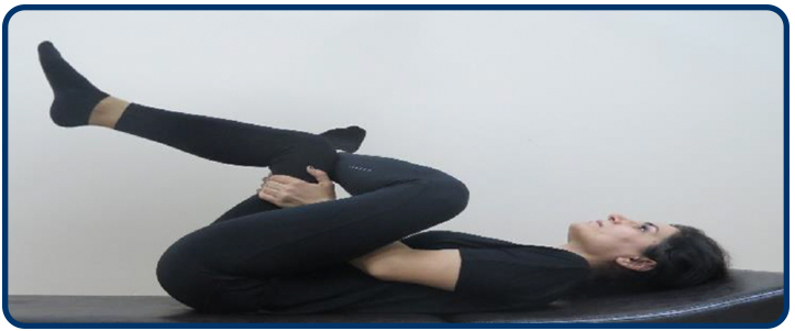 Sırt üstü yatış pozisyonunda bir diziniz bükülü pozisyondayken diğer ayağınızı bacağınızın üzerine atın. Bükülü dizinizi karnınıza doğru çekerek kalçanızı gerdirin. Bu pozisyonda 5 sn tutun ve gevşeyin. Aynı işlemi diğer taraf için de yapın.