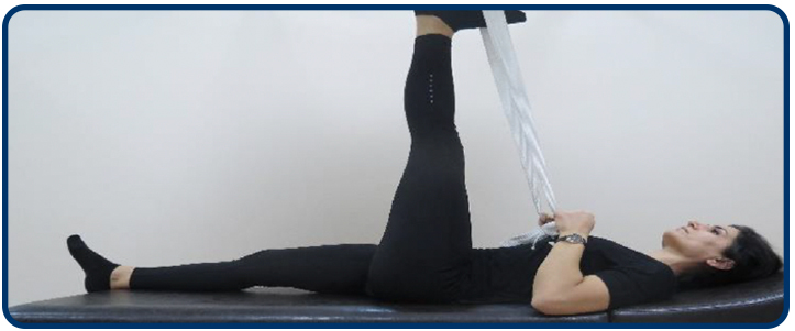 Sırt üstü uzanın. Bir ip veya çarşafı ayağınıza dolayın ve iki ucunu ellerinizle tutun. Bacağınızı düz bir şekilde yukarı doğru kaldırarak ip yardımıyla gerdirin. Bu pozisyonda 5 sn tutun ve gevşeyin. Aynı işlemi diğer taraf için de yapın.