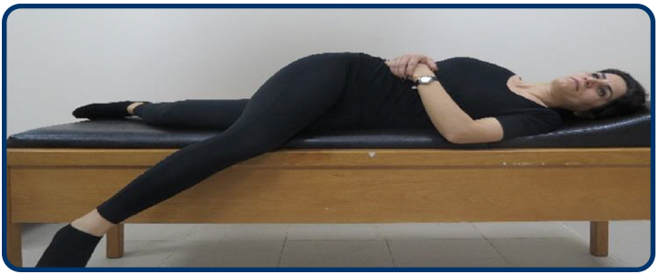 Sırt üstü yatar pozisyonda üst gövdenizi döndürmeden bir bacağınızı diğerinin üzerinden yatarak sarkıtarak gövdenizi gerdirin. Bu pozisyonda 5 sn tutun ve gevşeyin. Aynı işlemi diğer taraf için de yapın.