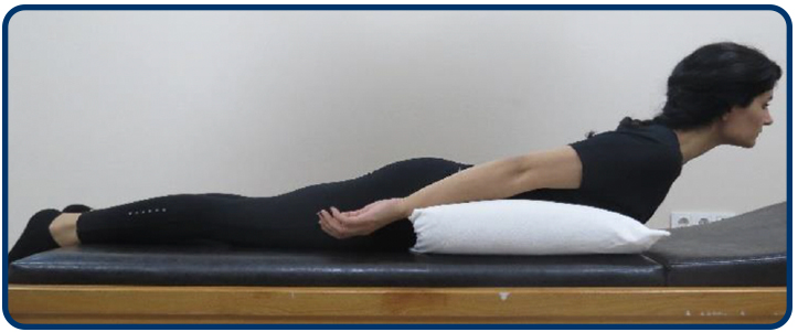 Karnınızın altına bir yastık koyarak yüzüstü uzanın. Başınızı ve omuzlarınızı yukarı doğru kaldırın. Bu pozisyonda 5 sn tutun ve gevşeyin.