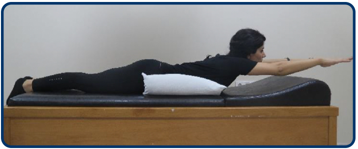 Karnınızın altına bir yastık koyarak yüzüstü uzanın. Kollarınızı ileri doğru uzatın. Başınızı, kollarınızı ve omuzlarınızı yukarı doğru kaldırın. Bu pozisyonda 5 sn tutun ve gevşeyin.