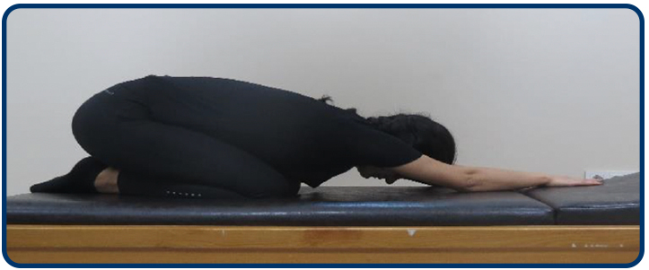 Dizlerinizin üzerinde oturma pozisyonunda öne yana doğru eğilin. Kollarınızla ileri doğru uzanmaya çalışırken göğsünüzü olabildiğince zemine yaklaştırmaya çalışın ve gövdenizi yana doğru gerdirin. Bu pozisyonda 5 sn tutun ve gevşeyin. Aynı işlemi diğer taraf için de yapın.