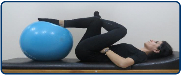 Sırt üstü uzanın. Bir ayağınızın tabanını pilates topunun üzerine koyun ve dizinizi bükün. Diğer ayağınızı öbür bacağınızın üzerine atın. Topu kendinize doğru çekin ve karşı taraf kalçanızı gerdirin. Bu pozisyonda 5 sn tutun ve gevşeyin. Aynı işlemi diğer taraf için de yapın.