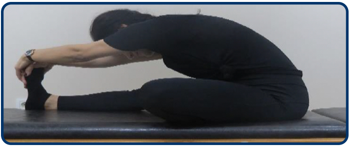  Dizleriniz düz pozisyonda oturun ve dizinizi büküp bir ayağınızın tabanını diğer bacağınıza yaslayın. Ellerinizle diğer ayağınıza doğru uzanın. Bu pozisyonda 5 sn tutun ve gevşeyin.