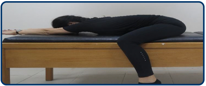 İki bacağınızı da yatağın iki tarafından sarkıtarak oturun. Kollarınızla ileri doğru uzanmaya çalışırken göğsünüzü yere doğru yaklaştırın.