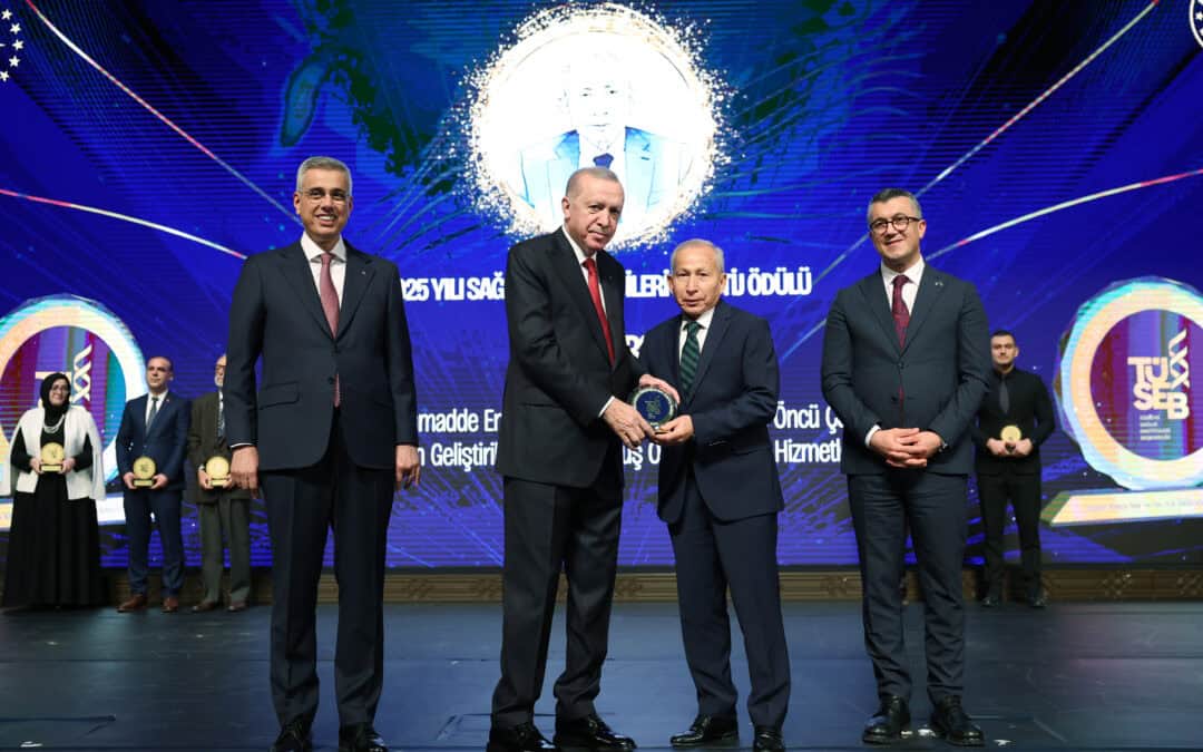 Atabay Türk Tıp Dünyası Kurultayı ve TÜSEB Üreten Sağlık İş Forumundan ödülle döndü